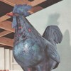 Il Grande Gallo (1957, 130 x 100 cm.) realizzato da Paolo De Poli su modello del Gallo (1951) di Mascherini