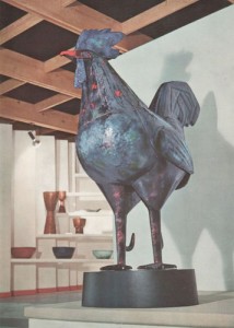 Il Grande Gallo (1957, 130 x 100 cm.) realizzato da Paolo De Poli su modello del Gallo (1951) di Mascherini